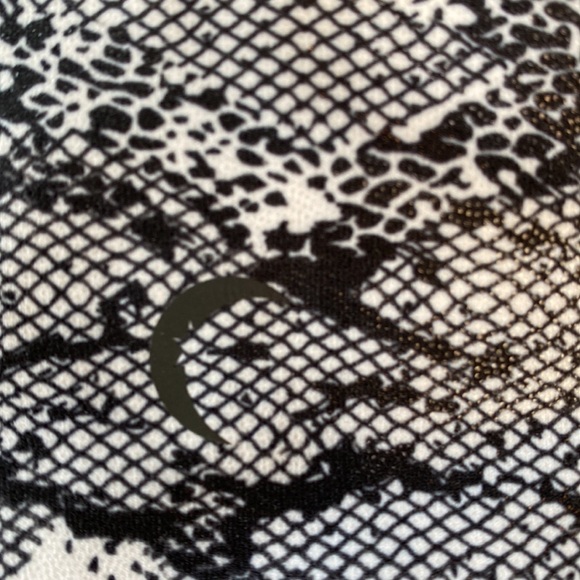 ZYIA Active Cobra Skin Metallic Light &Tight High Rise Capri Leggings. - Picture 9 of 10